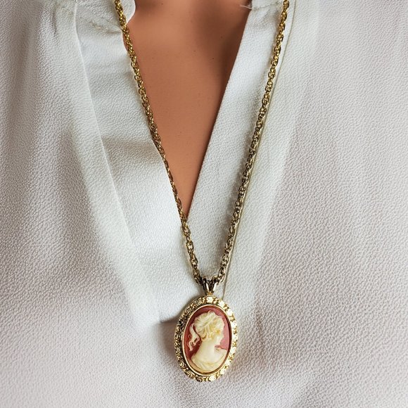 Vintage Jewelry - Vintage Cameo Necklace